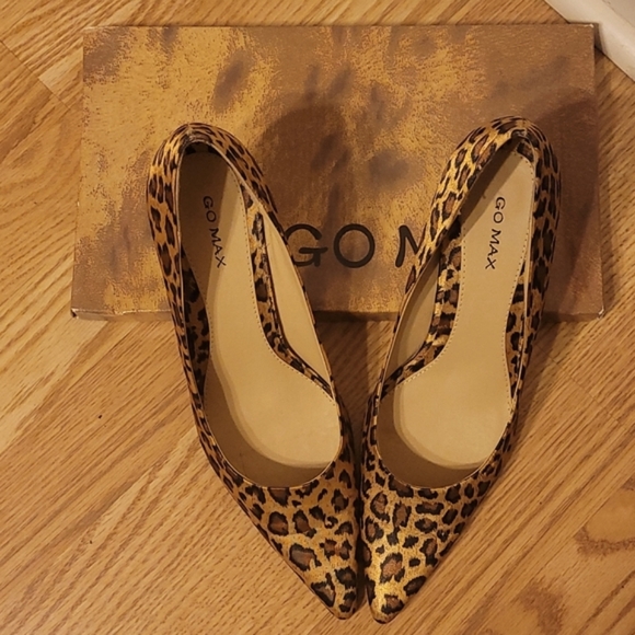 Go Max: Leopard Print Pumps - Picture 8 of 9